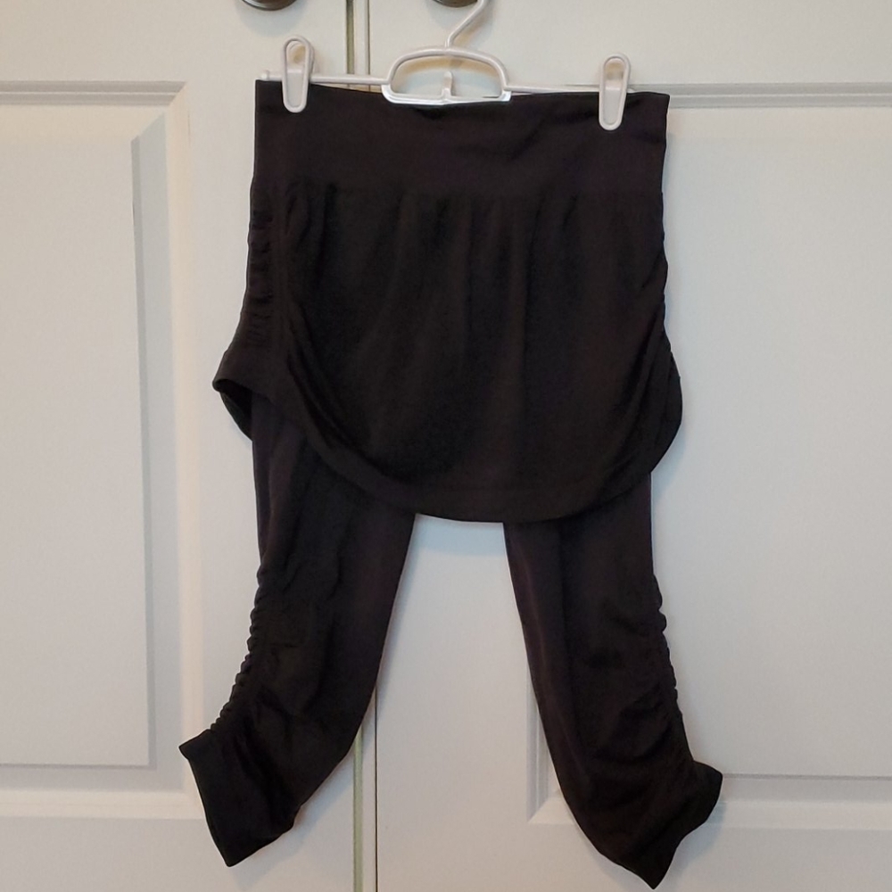 Athleta black ruched skirt capris